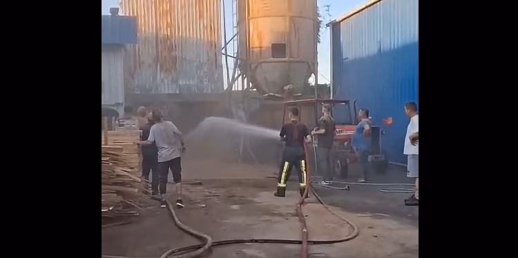Shpërthen zjarri në një fabrikë në Gjakovë