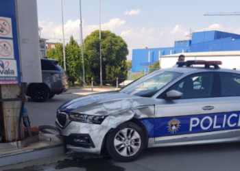 Vozitësi godet katër vetura dhe një polic në Malishevë, disa persona të lënduar