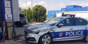 Vozitësi godet katër vetura dhe një polic në Malishevë, disa persona të lënduar