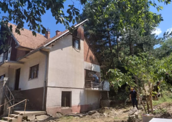 U rikthyen pas 28 vitesh, shtëpisë së familjes Berisha në Zveçan i vihet zjarri