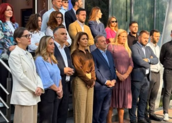 PDK, Aleanca dhe studentët protestojnë para Qeverisë: Kosova është në krizë