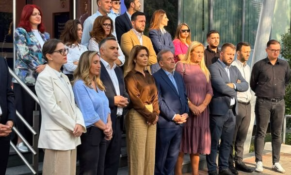 PDK, Aleanca dhe studentët protestojnë para Qeverisë: Kosova është në krizë