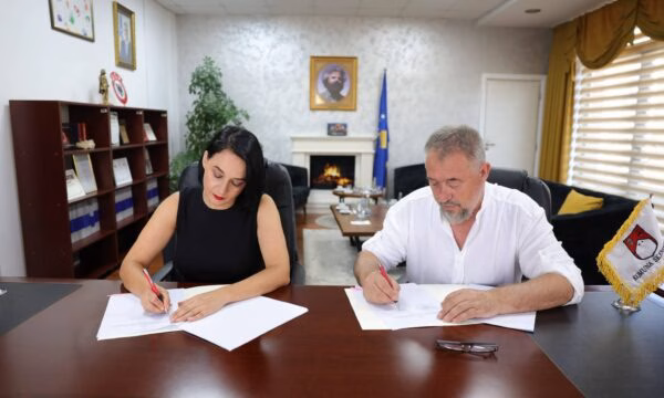 Nënshkruajnë marrëveshje Sami Lushtaku dhe Fitore Pacolli për financimin e programeve të banimit në Skenderaj