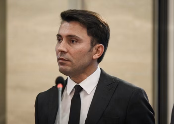 Adnan Rrustemi deklaron se seanca konstituive vazhdon kur të arrihet marrveshja politike
