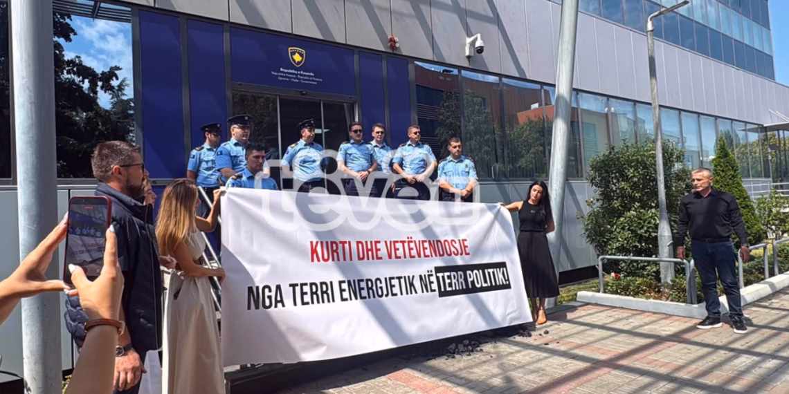 Aleanca zhvillon aksion simbolik, deputetët hedhin qymyr para hyrjes së Qeverisë