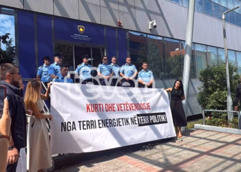 Aleanca zhvillon aksion simbolik, deputetët hedhin qymyr para hyrjes së Qeverisë