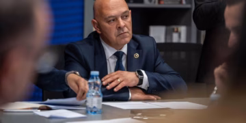 Gjini shpërthen në kritika ndaj Kurtit: Po ia qet faqen e zezë Kosovës, ka për t’u gjykuar rëndë për këtë fatkeqësi që po gatuan