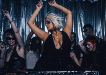 Bebe Rexha arrin 100 milionë dëgjime në Spotify me “New Religion”
