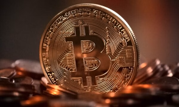 Bitcoin ‘shpërthen’, por çfarë fshihet pas rritjes së papritur