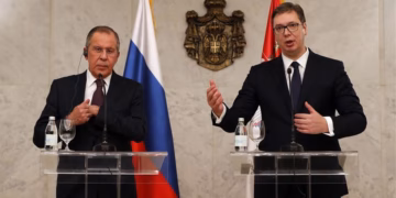 Rusia i jep mbështetje politike Vuçiqit, derisa Beogradi përplaset me BE-në