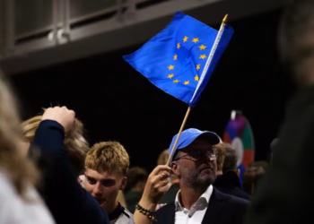 Islandezët votojnë kundër rinisjes së negociatave për anëtarësimin në BE