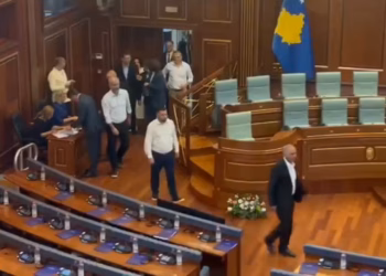 Kuvendi gati për seancën konstituive, deputetët fillojnë të hyjnë në sallë