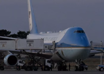 Trump u fsheh në një kamion ushqimi gjatë një ndërrimi sekret të avionëve nga frika e Iranit