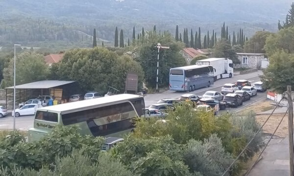 Ambasada e Kosovës në Zagreb paralajmëron për pritje deri në katër orë në kufirin Kroaci – Mali i Zi