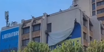 Pas deklaratës se Zelinskit, largohet flamuri i Ukrainës nga Prishtina