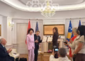 Albulena Haxhiu ua dorëzon dekretin e shtetësisë së Kosovës, Joe DioGuardit dhe Shirley Cloyes DioGuardit
