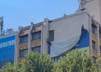 Largohet flamuri gjigant i Ukrainës që ishte i vendosur në qendër të Prishtinës