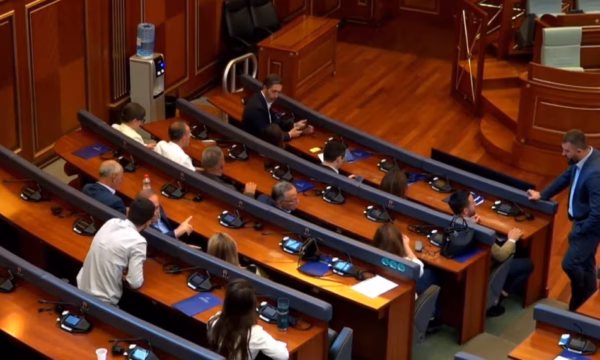 PDK e Aleanca sërish në Kuvend, akuzojnë Kurtin