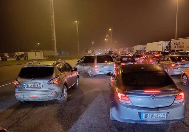Pritje deri në 1 orë e gjysmë në pikën kufitare Muçibabë