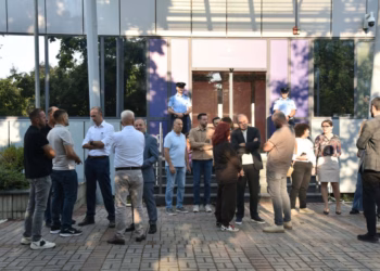 “Hapini dyert e Kuvendit”, PDK dhe Aleanca vazhdojnë protestën para Qeverisë
