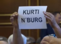 “Kurti n’burg”, një mërgimtar mban një pankartë në Kuvend, ia heqin nga duart