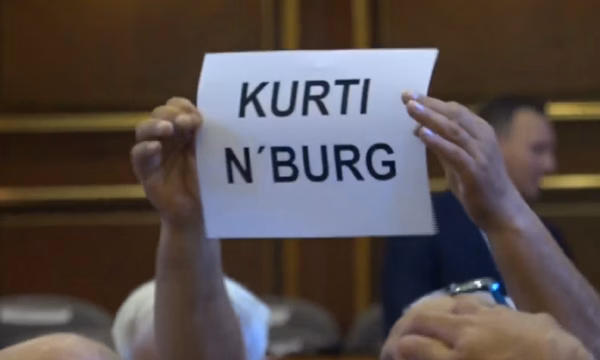 “Kurti n’burg”, një mërgimtar mban një pankartë në Kuvend, ia heqin nga duart