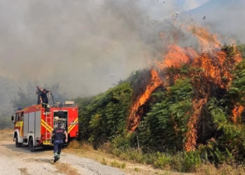 Zjarret në Shqipëri, 4 vatra aktive, tre helikopterë në terren