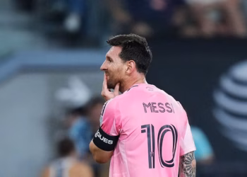 Messi rikthehet në fushë pas humbjes së babait, pritet me ovacione të mëdha nga stadiumi