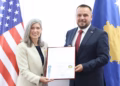 Maqedonci nderon senatoren amerikane Ernst me Medaljen për Shërbim të Shquar
