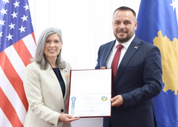 Maqedonci nderon senatoren amerikane Ernst me “Medalje për Shërbim të Shquar”