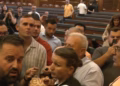 Mërgimtarët në Kuvend, i shohin nga afër deputetët teksa “shqyejnë” njëri-tjetrin