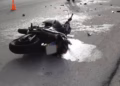 Aksident trafiku në Pejë, drejtuesi i motoçikletës dërgohet për trajtim mjekësor