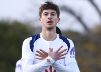 Talenti shqiptar nënshkruan kontratë profesionale me Tottenham Hotspurin