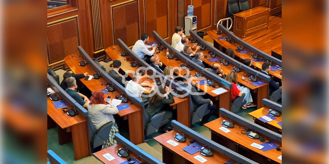 PDK dhe Aleanca paraqitën në sallën e Kuvendit, vendosin letra ku shkruhet: Respektoni Kushtetutën