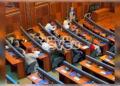 PDK dhe Aleanca paraqitën në sallën e Kuvendit, vendosin letra ku shkruhet: Respektoni Kushtetutën