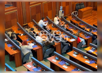 PDK dhe Aleanca paraqitën në sallën e Kuvendit, vendosin letra ku shkruhet: Respektoni Kushtetutën