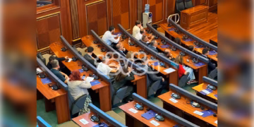 PDK dhe Aleanca paraqitën në sallën e Kuvendit, vendosin letra ku shkruhet: Respektoni Kushtetutën