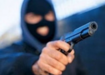 Tre personave u zihet prita nga një person i armatosur, u kërkohen para