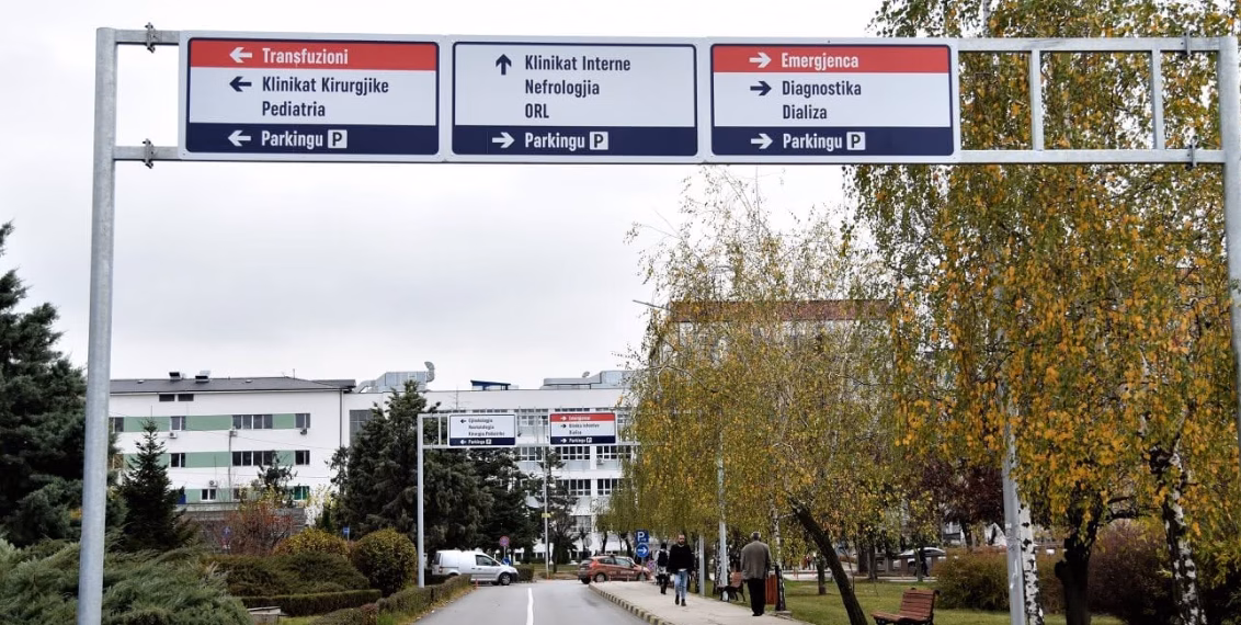 QKUK: Gruaja shtatzënë u plagos dhe vdiq në dhomën e gjumit ishte 25-vjeçare, burri i saj në gjendje të rëndë