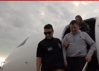 Pas 3 dekadash në arrati, i dënuari për tre vrasje ekstradohet nga SHBA në Tiranë