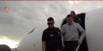 Pas 3 dekadash në arrati, i dënuari për tre vrasje ekstradohet nga SHBA në Tiranë