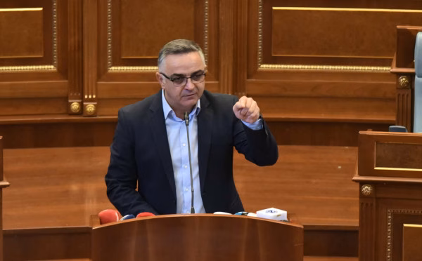 Tahiri për Kurtin: Po mendon se lodhemi dhe gjunjëzohemi, por e ka gabim