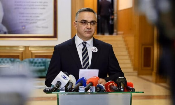 Tahiri: Dyert e sallës ku sonte do duhej të konstituohej Kuvendi i Kosovës, janë të mbyllura