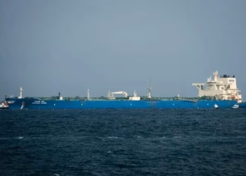 Një tanker goditet nga predhë e panjohur pranë Omanit