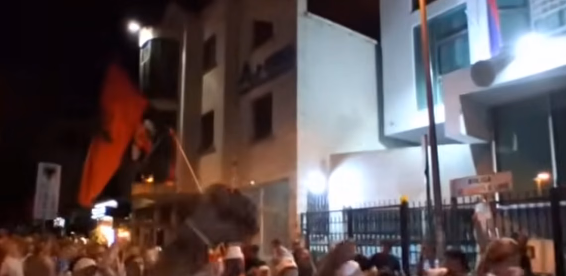 Protestuesit në Tiranë zhvendosen para ambasadës së Serbisë dhe Ukrainës, thirrje UÇK, UÇK