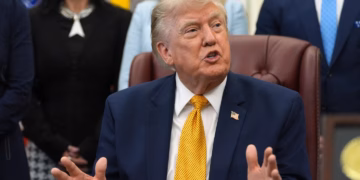Trumpi i shpall “luftë ekonomike” Iranit dhe kërcënon partnerët e tij tregtarë me pasoja ekonomike