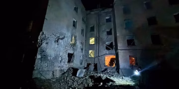 Ukraina godet vendet ruse të naftës, ndërsa Moska nis sulme ajrore