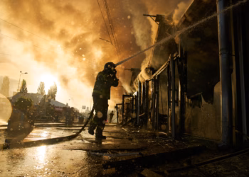 Ukraina dhe Rusia shkëmbejnë sulme masive ajrore, me viktima dhe dëme në të dyja vendet
