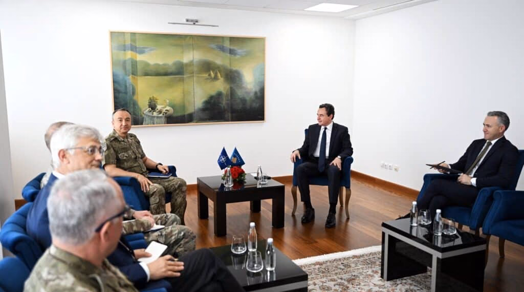 Kurti takohet me komandantin e KFOR-it, diskutojnë për sigurinë në Kosovë