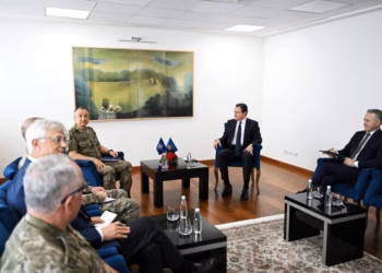 Kurti takohet me komandantin e KFOR-it, diskutojnë për sigurinë në Kosovë